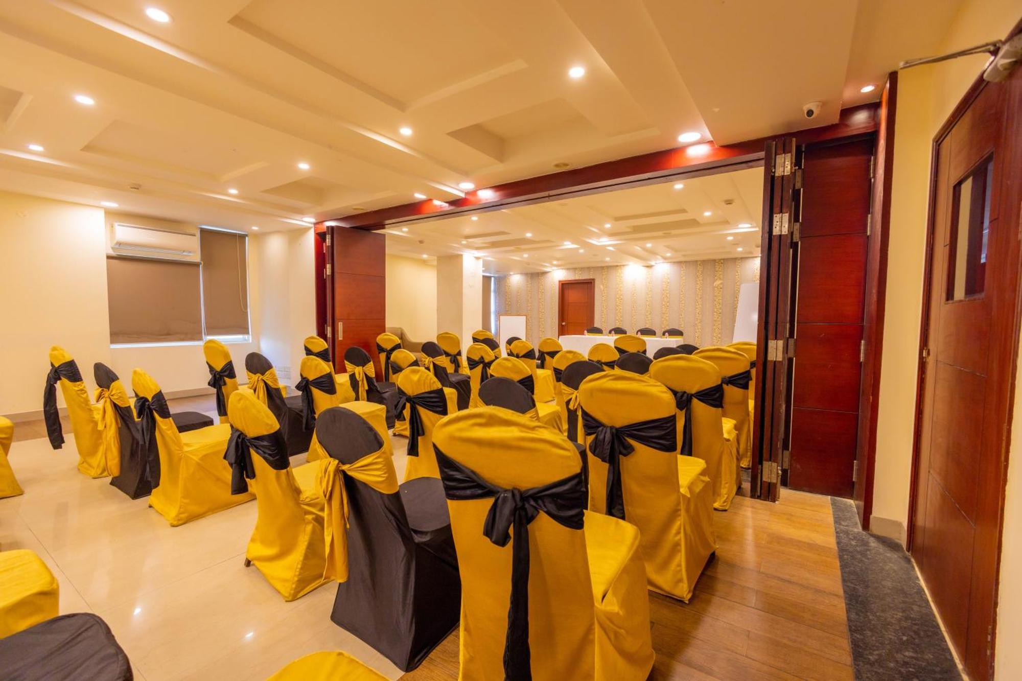Crestmont Ashapurna Jaipur, Banipark Hotel Exterior photo
