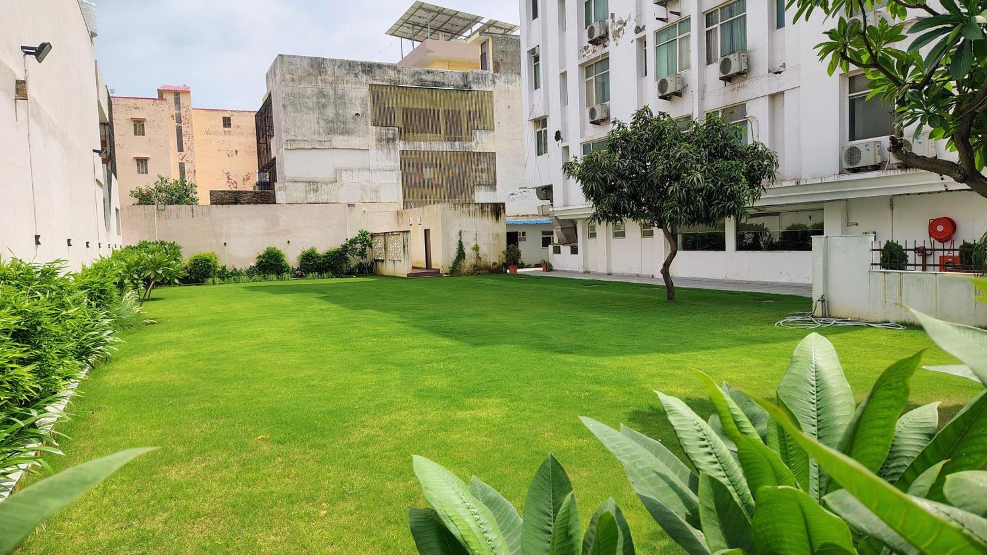 Crestmont Ashapurna Jaipur, Banipark Hotel Exterior photo